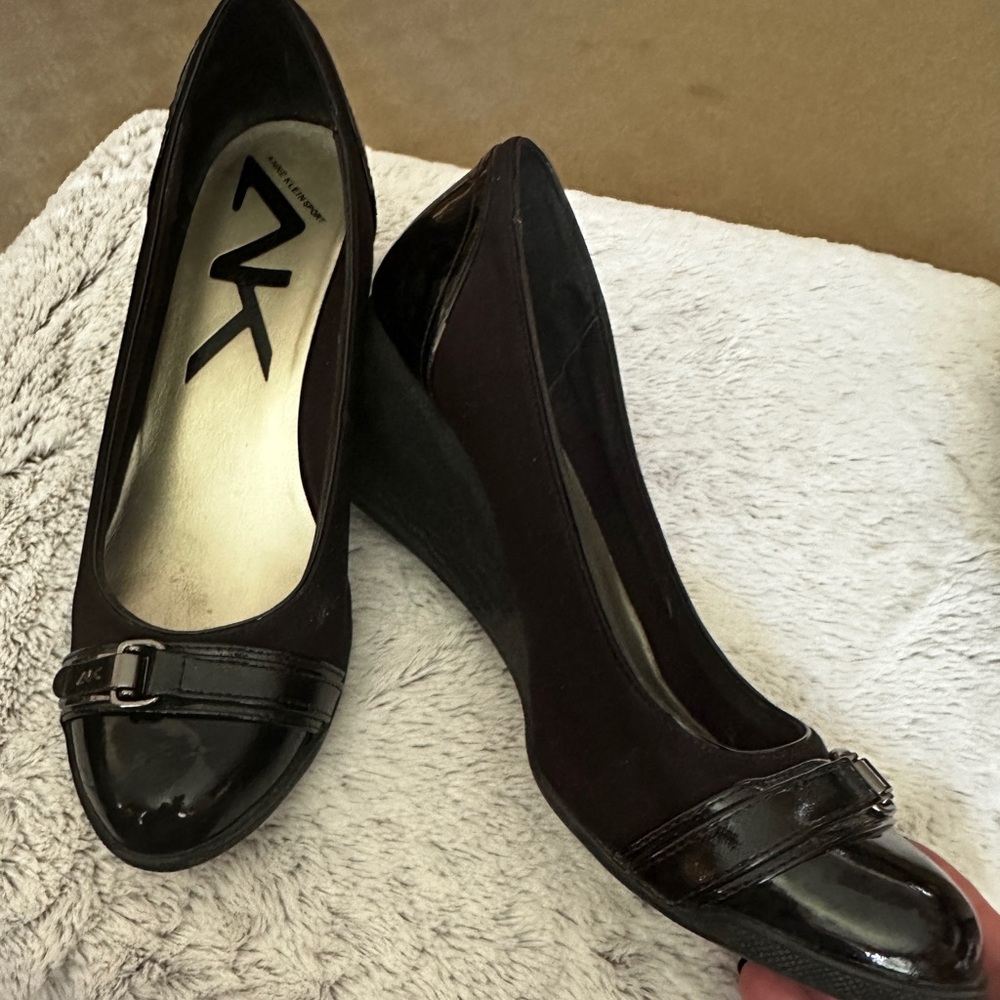 Anne Klein size 10 2” Low Wedge Dress Pump in Black